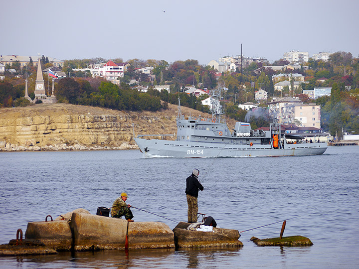 Водолазное морское судно "ВМ-154" на ходу, Севастополь