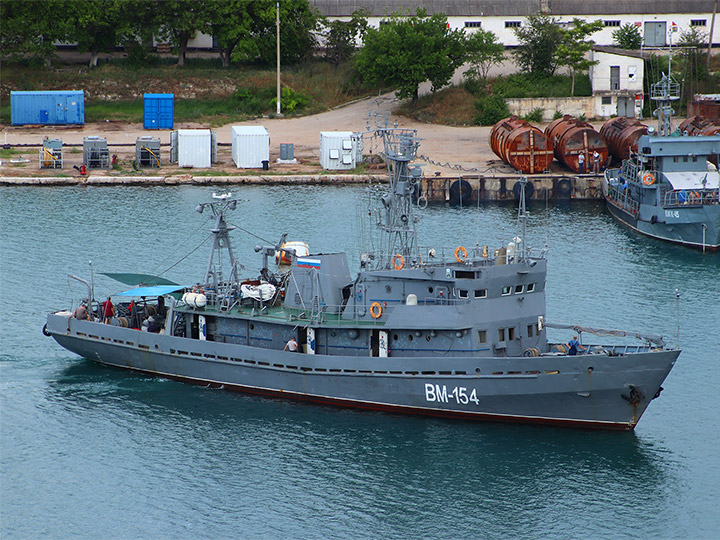 Водолазное морское судно ВМ-154 в Стрелецкой бухте Севастополя