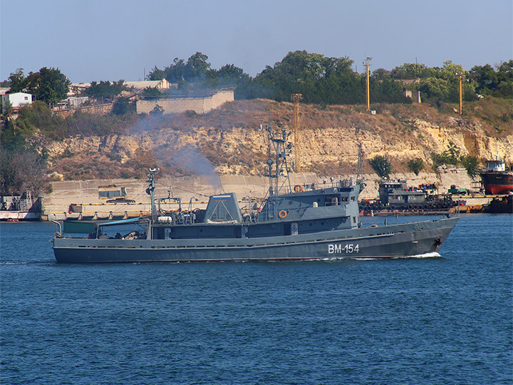 Водолазное морское судно ВМ-154 в Севастопольской бухте