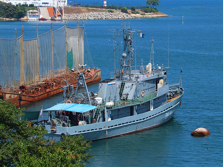 Водолазное морское судно ВМ-154 в Стрелецкой бухте Севастополя