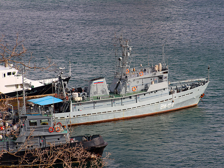 Водолазное морское судно ВМ-154 ЧФ РФ в Южной бухте Севастополя