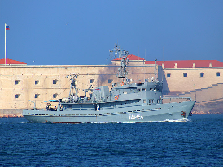 Водолазное морское судно ВМ-154 ЧФ РФ проходит Константиновскую батарею в Севастополе