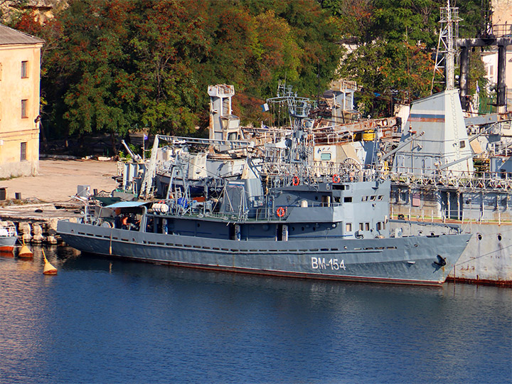 Водолазное морское судно ВМ-154 Черноморского флота России у причала