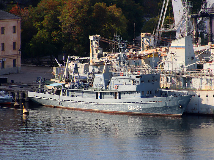 Водолазное морское судно ВМ-154 Черноморского флота России у причала в Севастополе