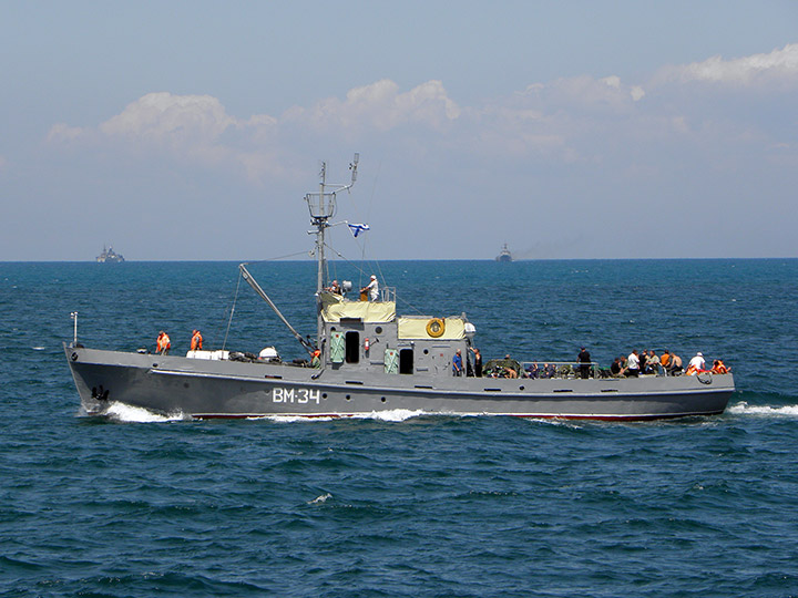 Водолазное морское судно "ВМ-34" на переходе морем