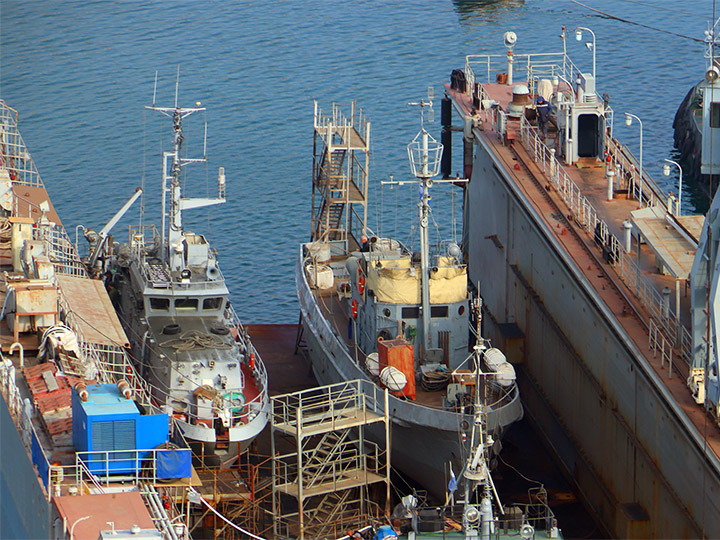 Водолазное морское судно ВМ-34 ЧФ РФ в плавучем доке