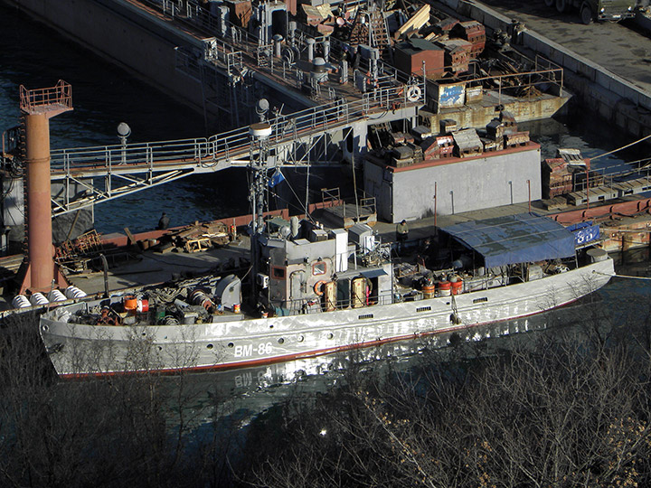 Водолазное морское судно "ВМ-86" после докования в Севастополе