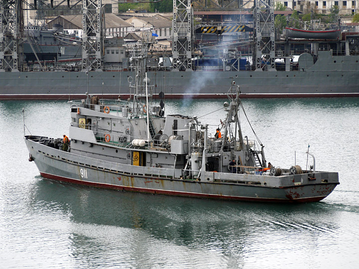 Водолазное морское судно "ВМ-911" на фоне СПС "Коммуна"