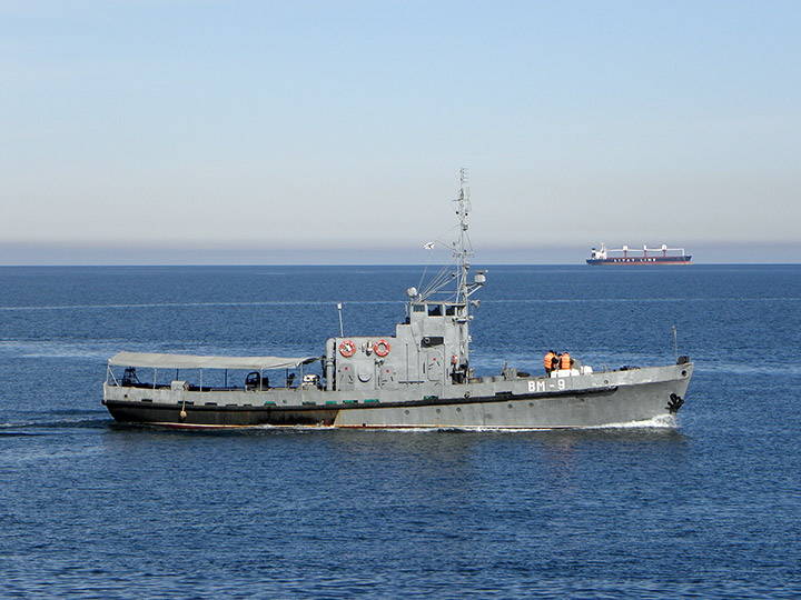 Водолазное морское судно "ВМ-9" на ходу
