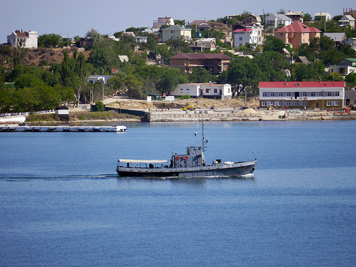 Водолазное морское судно "ВМ-9" на фоне Северной стороны Севастополя