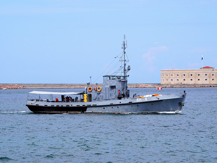 Водолазное морское судно "ВМ-9" в Севастопольской бухте