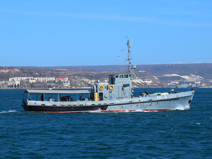 Водолазное морское судно ВМ-9 ЧФ РФ на ходу в Севастопольской бухте