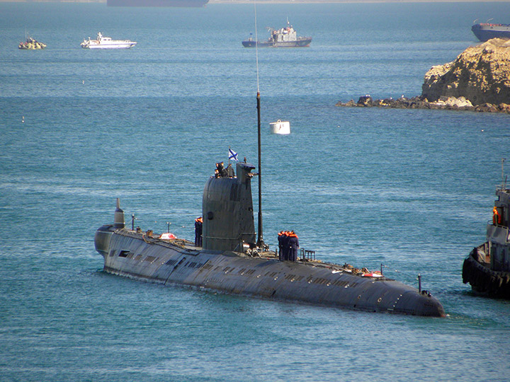 Подводная лодка "Б-435" (бывшая "Запорожье") под Андреевским флагом ВМФ России
