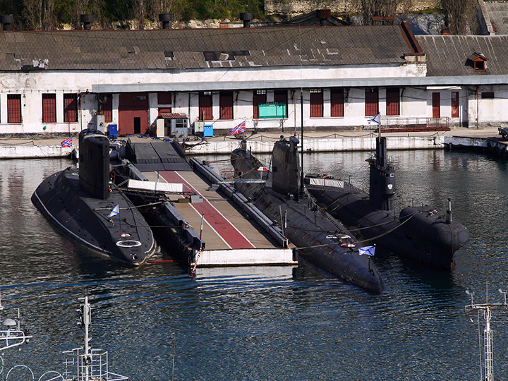 Подводная лодка "Алроса, "Б-435" (бывшая "Запорожье") и зарядовая станция "ПЗС-50" ВМФ России
