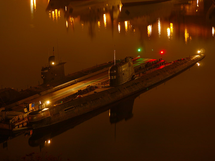 Подводная лодка "Б-435" (бывшая "Запорожье") в ночном освещении