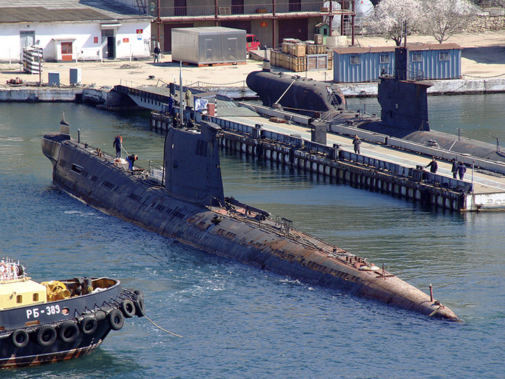 Подводную лодку "Б-435" буксирами отводят от причала