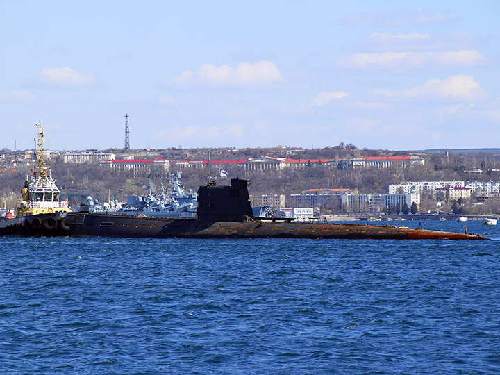 Подводная лодка "Б-435" Черноморского флота в Севастопольской бухте