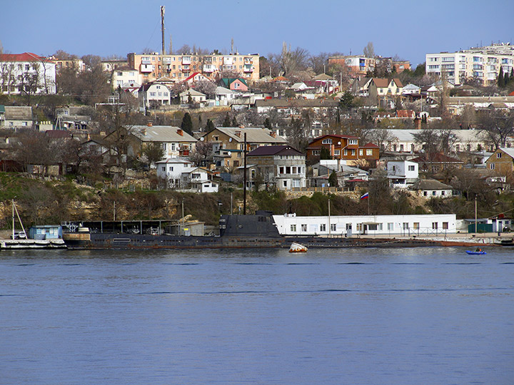 Подводная лодка "Б-435" Черноморского флота у причала Северной стороны Севастополя