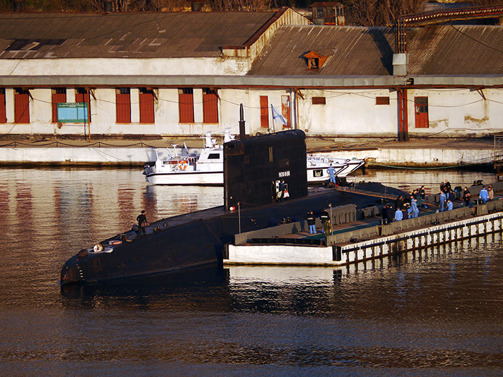 Подводная лодка Б-237 "Ростов-на-Дону" по прибытию в Севастополь