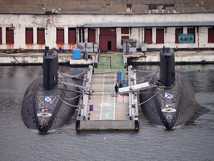 Подводные лодки "Ростов-на-Дону" и "Старый Оскол" в Севастополе