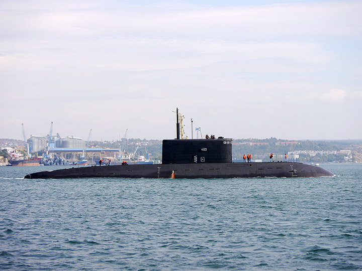 Подводная лодка "Ростов-на-Дону" заходит в Южную бухту Севастополя