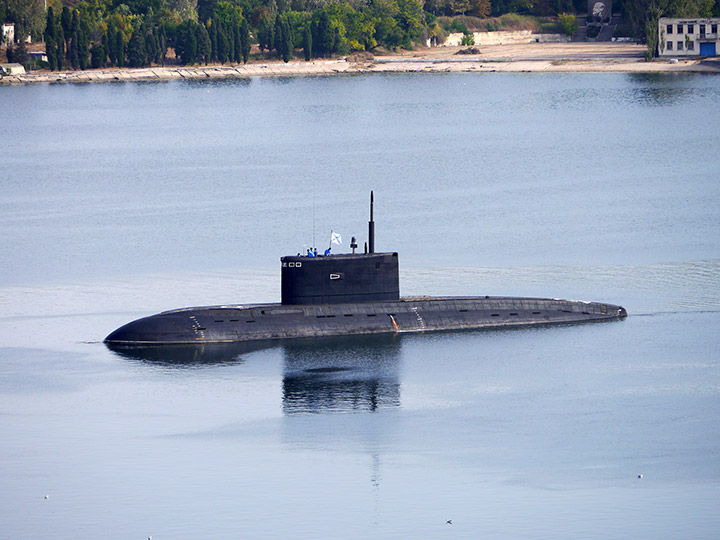 Подводная лодка Б-261 "Новороссийск" ЧФ РФ в Севастопольской бухте