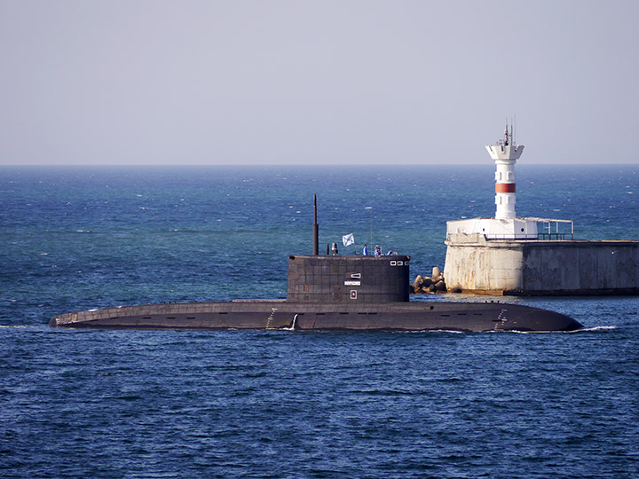 Подводная лодка Б-261 "Новороссийск" заходит в Севастопольскую бухту