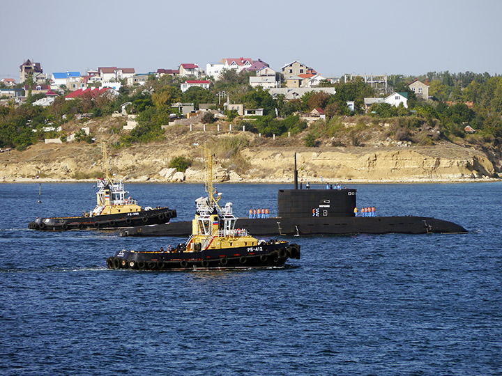 Подводная лодка Б-261 "Новороссийск" и рейдовые буксиры РБ-389 и РБ-412
