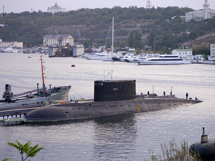 Подводная лодка Б-261 "Новороссийск" в Южной бухте Севастополя