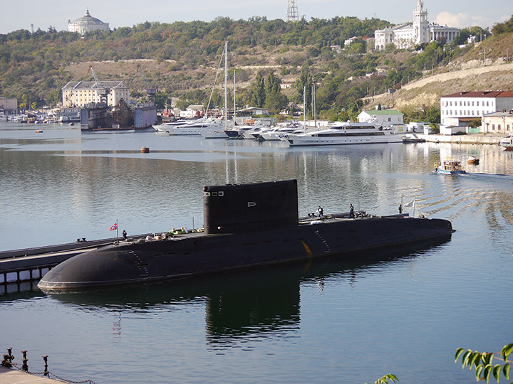 Подводная лодка "Новороссийск" у причала в Севастополе