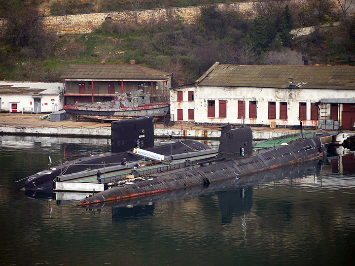 Подводные лодки "Новороссийск" и "Запорожье"