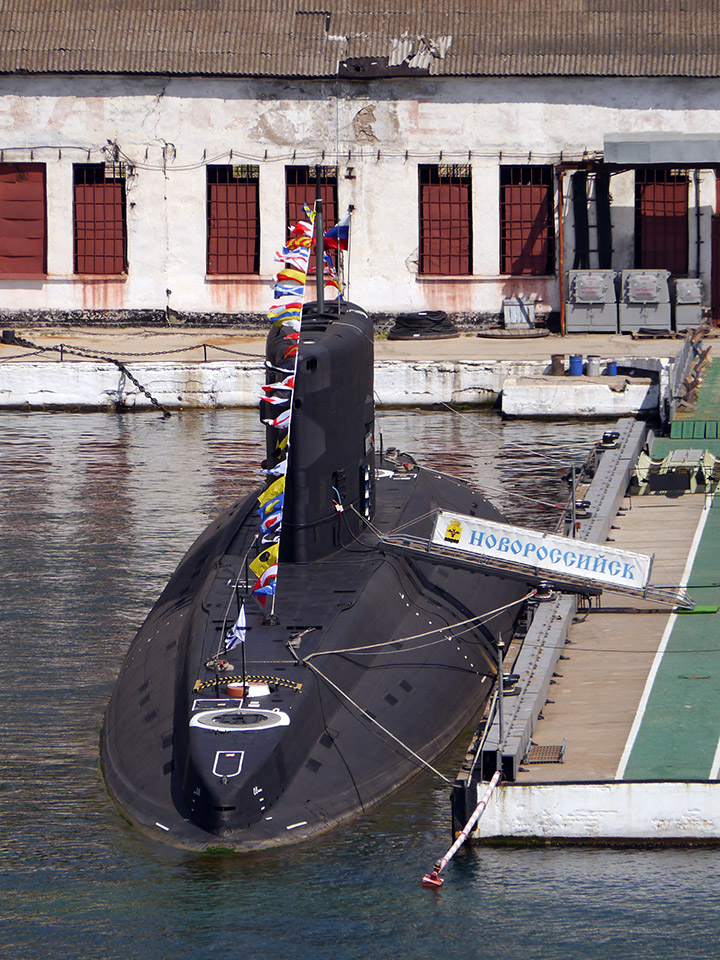 Подводная лодка "Новороссийск" ЧФ РФ с флагами расцвечивания