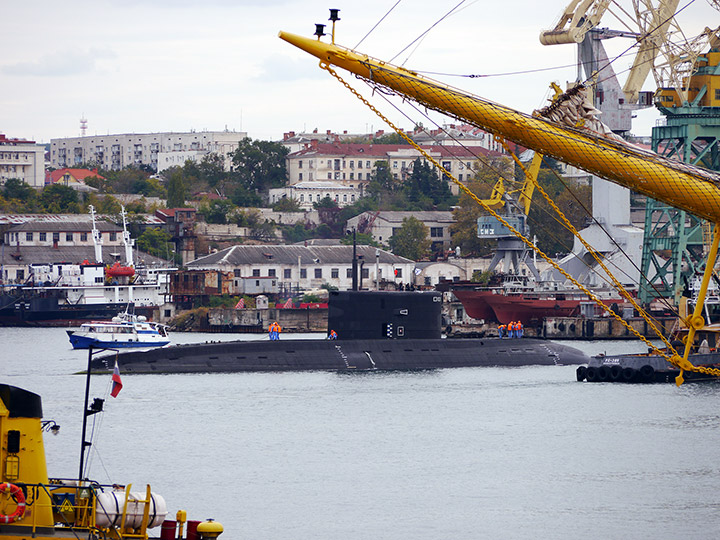 Подводная лодка "Новороссийск" возвращается с выхода в море