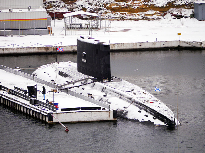 Подводная лодка "Новороссийск" у причала зимой