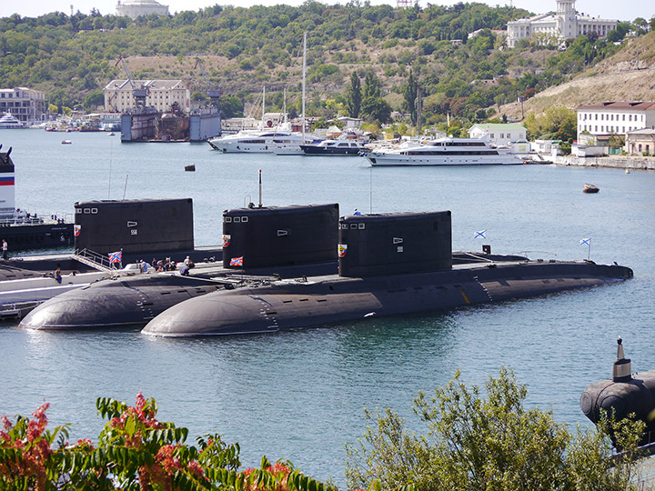 Подводная лодка "Новороссийск" - крайняя справа