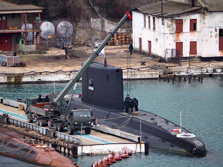 Подводная лодка "Новороссийск" у причалов подплава в Севастополе
