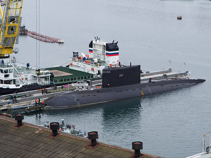 Подводная лодка "Новороссийск" - погрузка боезапаса