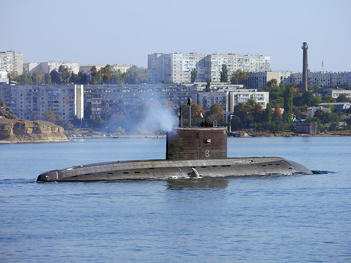 Подводная лодка Б-262 "Старый Оскол" заходит в Севастопольскую бухту
