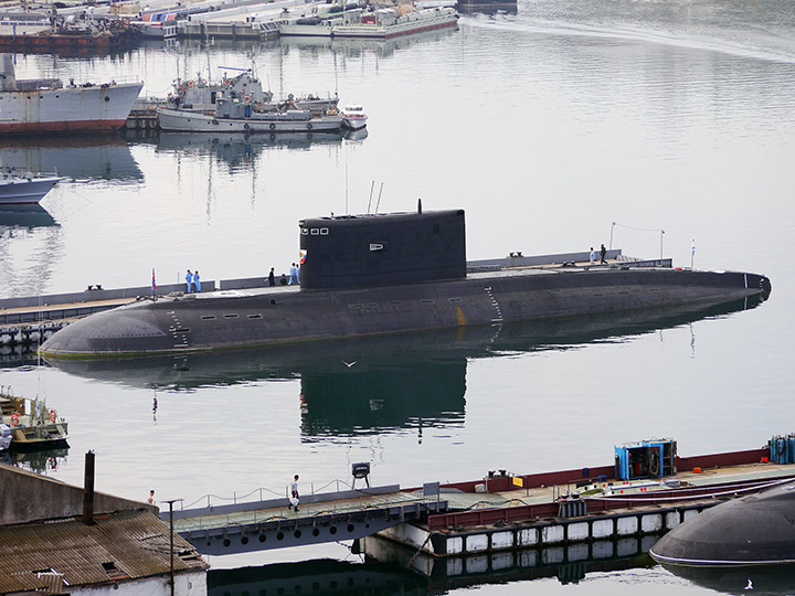 Подводная лодка Б-262 "Старый Оскол" в Южной бухте Севастополя