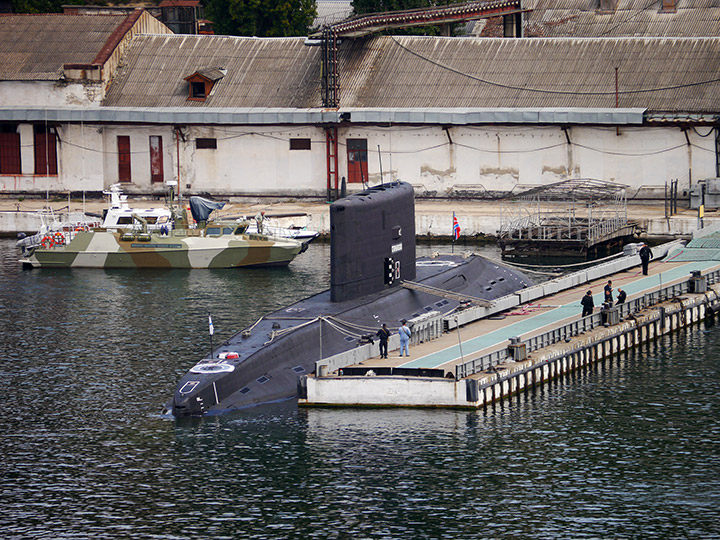 Подводная лодка "Старый Оскол" у плавпричала