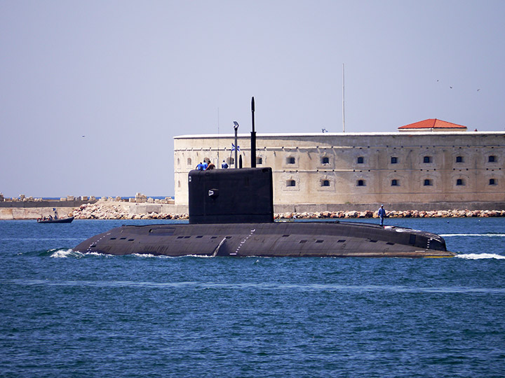 Подводная лодка "Старый Оскол" проходит Константиновскую батарею, Севастополь