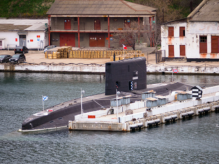 Подводная лодка "Старый Оскол" у причала в Севастополе