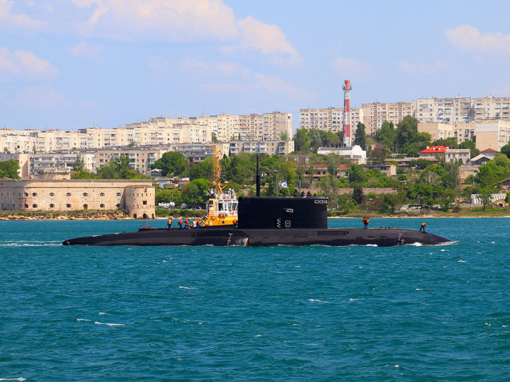 Подводная лодка "Старый Оскол" на фоне Северной стороны, Севастополь