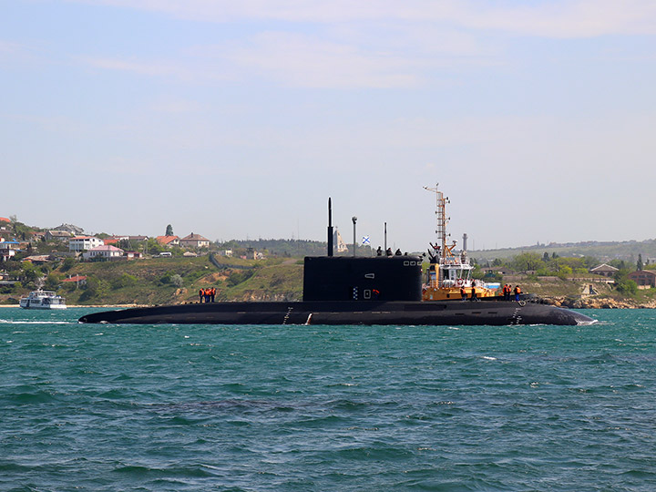 Подводная лодка "Старый Оскол" в Севастопольской бухте в сопровождении буксира