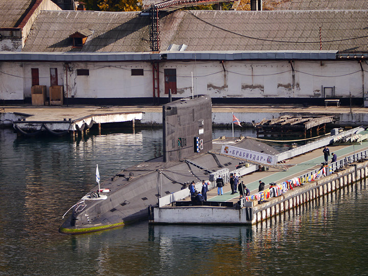 Подводная лодка Б-265 "Краснодар" у причала в Севастополе