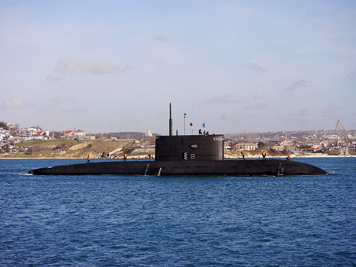 Подводная лодка "Краснодар" на ходу
