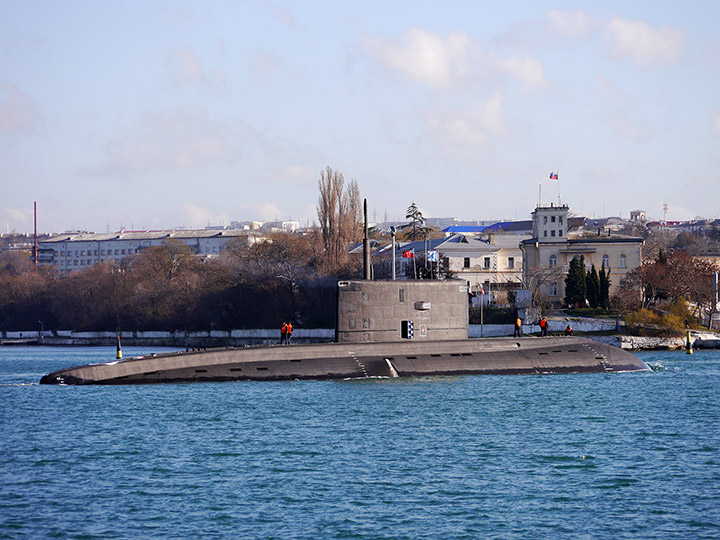 Подводная лодка "Краснодар" заходит в Южную бухту Севастополя