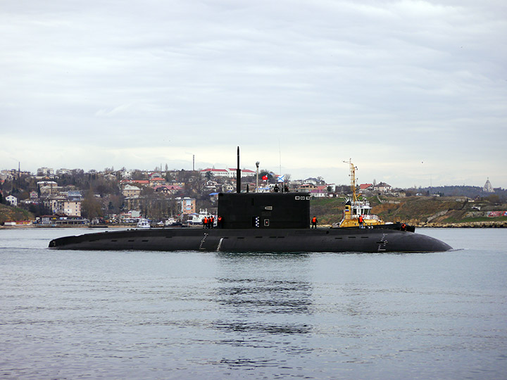 Подводная лодка "Краснодар" на фоне Северной стороны Севастополя