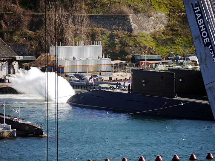Продувка торпедных аппаратов подводной лодки "Краснодар"