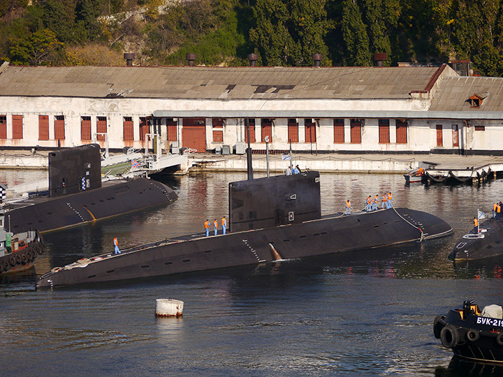 Подводная лодка "Краснодар" швартуется в Южной бухте Севастополя